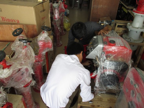 Các kỹ sư của HTH Group đang kiểm tra lại máy móc trước khi bàn giao cho khách hàng